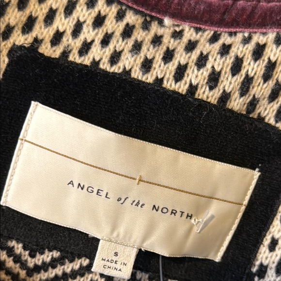 Z Angel Of The North Women’s Small Cozy Black and Gray Cardigan Sweater - Picture 2 of 6